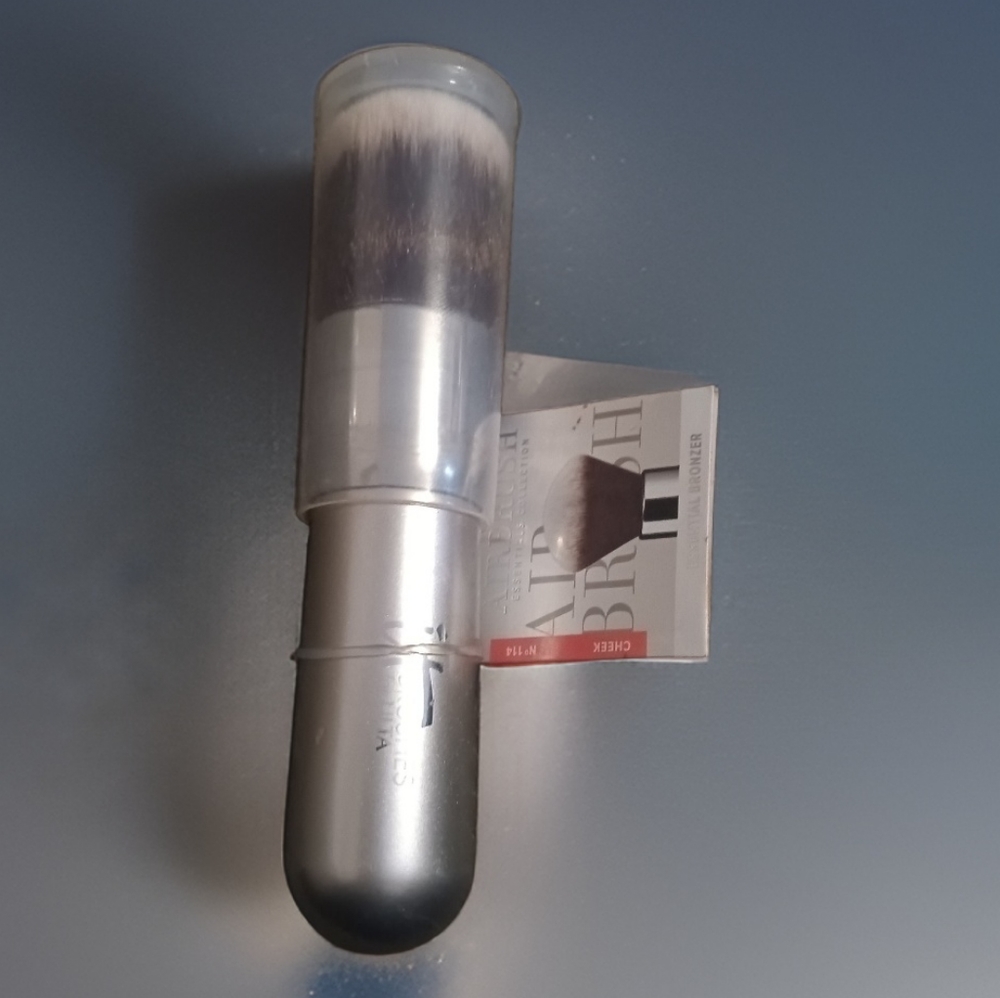 NEW it cosmetics Airbrush Essential Bronzer Brush #114